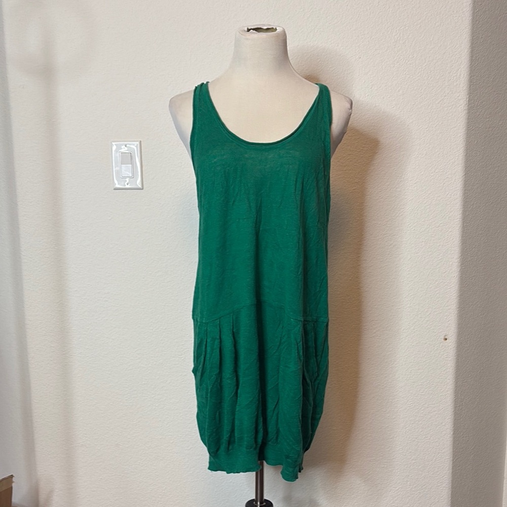 BCBG Max Azria Green Sleeveless Dress. Ptp 22-24”, L 37”.